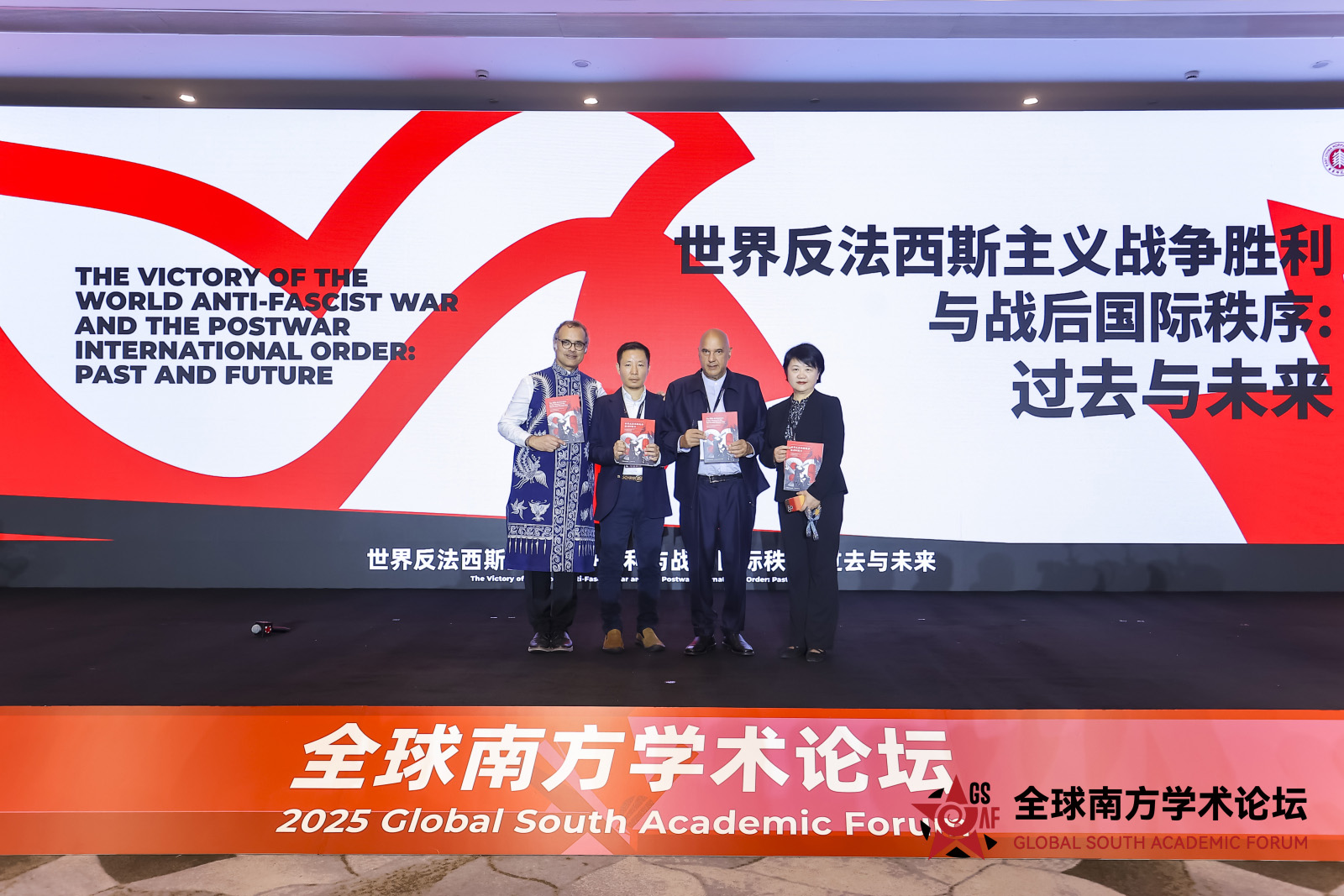 7-报告发布合照.jpg